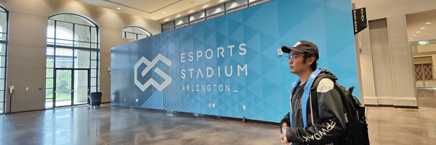 ESPORTS STADIUM ARLINGTONの看板の前で撮影した写真